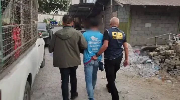 เจ้าหน้าที่ตำรวจควบคุมตัวนายนพรัตน์ฯ ผู้ต้องหาคดีลักทรัพย์