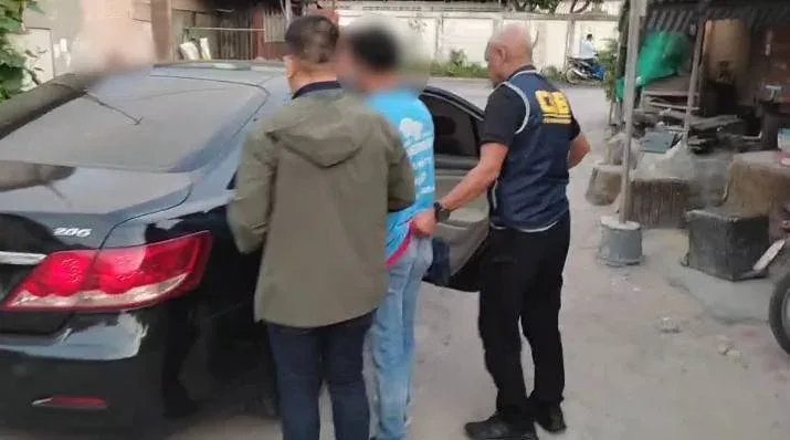 เจ้าหน้าที่ตำรวจนำตัวนายนพรัตน์ฯ ขึ้นรถเพื่อดำเนินคดี