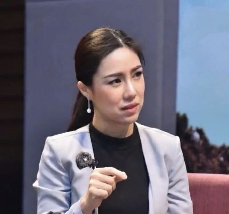 นางสาวศศิกานต์ วัฒนะจันทร์ รองโฆษกพรรครวมไทยสร้างชาติ แสดงความคิดเห็นกรณีคดีสินบนข้ามชาติ