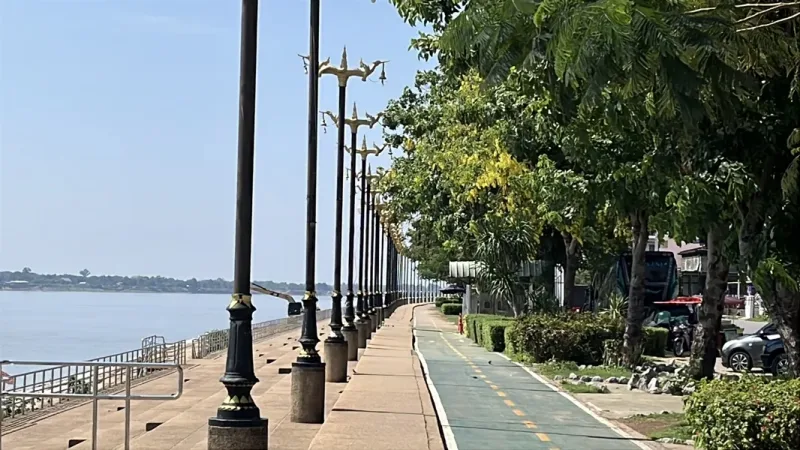 บรรยากาศริมแม่น้ำโขงในจังหวัดนครพนม ที่นักท่องเที่ยวสามารถสัมผัสกลิ่นหอมของดอกไม้