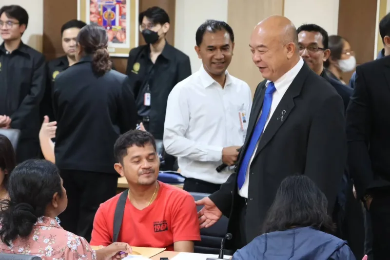 นายประเดิมชัย บุญช่วยเหลือ ที่ปรึกษารัฐมนตรีประจำสำนักนายกรัฐมนตรี พบปะผู้เสียหายจากกรณี 'ช่างหนึ่ง' เบี้ยวสร้างบ้าน
