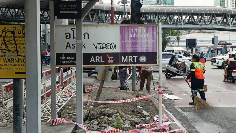 เจ้าหน้าที่กำลังทำความสะอาดบริเวณจุดเกิดเหตุ