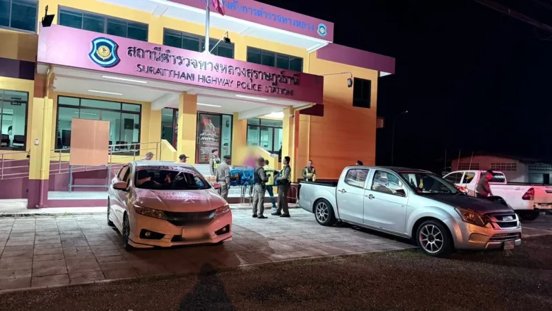 รถยนต์ Honda City และ Isuzu D-Max ของกลางที่ใช้ในการกระทำความผิด จอดอยู่ที่สถานีตำรวจทางหลวงสุราษฎร์ธานี