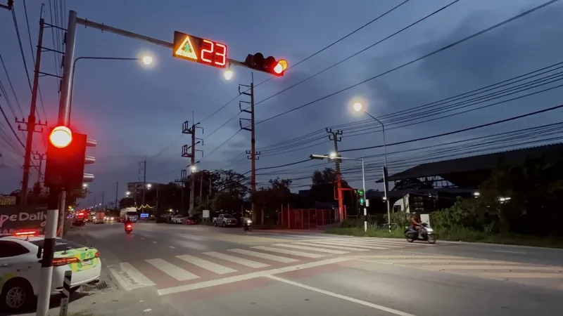 ภาพมุมกว้างแสดงสภาพถนนศรีวารีน้อย พร้อมสัญญาณไฟจราจรและทางม้าลาย
