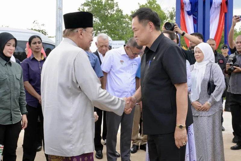 นายอนุทิน ชาญวีรกูล นายกรัฐมนตรีไทย จับมือทักทายกับนายอันวาร์ อิบราฮิม นายกรัฐมนตรีมาเลเซีย