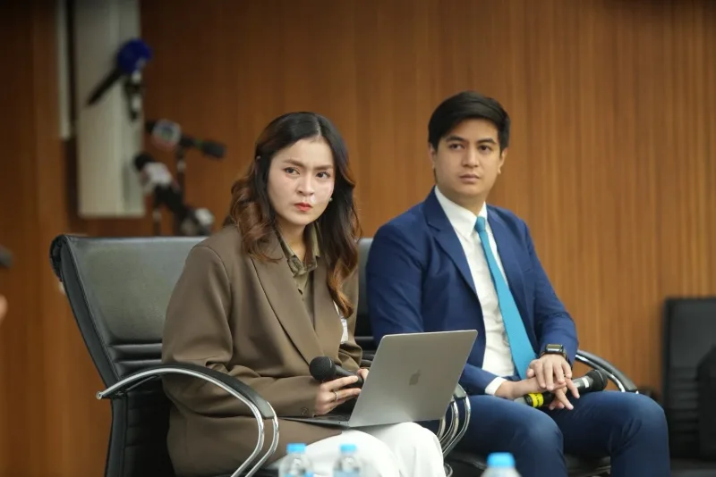 นายพริษฐ์ วัชรสินธุ และผู้ร่วมเสวนาในเวทีเจาะลึกหลักฐานคดี 'โกง สว.'