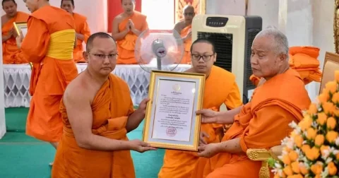 ศิษยานุศิษย์ ร่วมถวายมุทิตาจิต เจ้าคณะตำบลบ้านกล้วย แน่นวัด