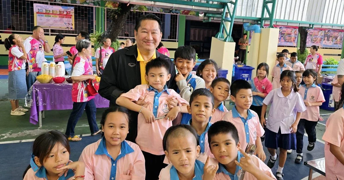 สก.ต่าย เลี้ยงอาหารกลางวันเด็กโรงเรียนชุมชนหมู่บ้านพัฒนาคลองเตย ได้อิ่มกันทั้งโรงเรียน