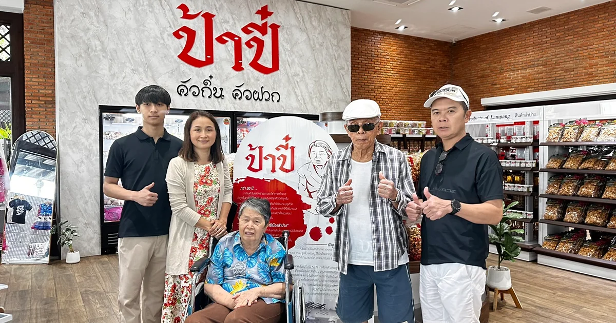 นักท่องเที่ยวแวะทานอาหารซื้อของฝากที่ร้านป้าปี๋ ร้านอาหารและของฝากชื่อดังของลำปาง พร้อมแวะชมสวนน้ำตกกันคึกคักตลอดทั้งวัน เจ้าของร้านเผยลูกค้า นักท่องเที่ยวเข้าใช้บริการแน่นตั้งแต่ก่อนสิ้นปียาวมาถึงวันนี้ต้องผลิตหมูยอ ลูกชิ้น แคบหมู ของฝากเพิ่มเท่าตัว