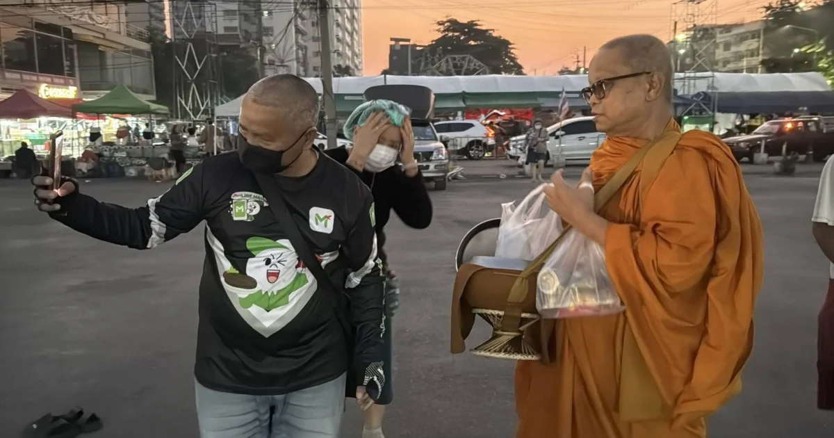 สาวใจบุญสั่งอาหาร พร้อมฝากไลน์แมน ทำบุญใส่บาตรแทน