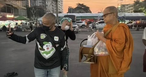 สาวใจบุญสั่งอาหาร พร้อมฝากไลน์แมน ทำบุญใส่บาตรแทน