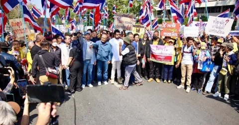 กลุ่มต้านทักษิณ​รวมพลังหน้าทำเนียบรัฐบาล ยื่นหนังสือถึงนายกฯ​ เรียกเทวดาชั้น​ 14 ​กลับคุก​ ชวนจับตา 27 ม.ค. ลุ้นคำสั่งศาลฎีกา