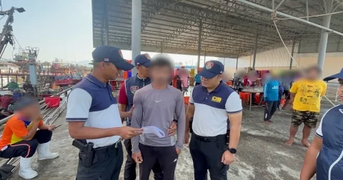 รวบลูกเรือประมง หลบหนีหมายจับฯ นานนับ 10 ปี