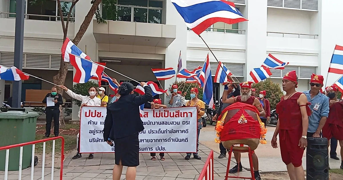 เรืองไกร ยัน คดี 44 สส. ต้องฟ้องเป็นกลุ่ม เหตุ ต้องเสนอญัตติ แก้ ม.112 ร่วมกัน ยกคดีเสียบบัตรแทน-ดิไอคอน สอบรายบุคคล แต่รวมฟ้อง ชี้ กันตัวเป็นพยาน ทำได้ยาก ถ้าหลักฐานพอ