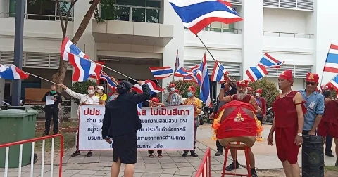 เรืองไกร ยัน คดี 44 สส. ต้องฟ้องเป็นกลุ่ม เหตุ ต้องเสนอญัตติ แก้ ม.112 ร่วมกัน ยกคดีเสียบบัตรแทน-ดิไอคอน สอบรายบุคคล แต่รวมฟ้อง ชี้ กันตัวเป็นพยาน ทำได้ยาก ถ้าหลักฐานพอ