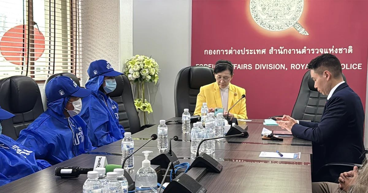 ปวีณา พาพ่อแม่ น้องมายด์ และเพื่อนลูกสาวไปพบและประชุมกับ พล.ต.ต.สุระพันธุ์ ไทยประเสริฐ ผบก.กองการต่างประเทศ พ.ต.อ.ศิลา ตันตระกูล 