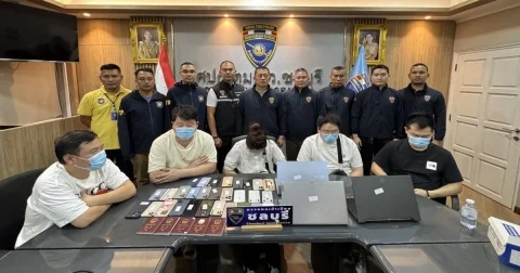 สำนักงานตรวจคนเข้าเมือง สนองนโยบายรัฐบาล ตม.จว.ชลบุรี จับกุมจีนเทา 5 คนทำงานรับแลกเงินให้ลูกค้าเว็บไซต์พนันออนไลน์