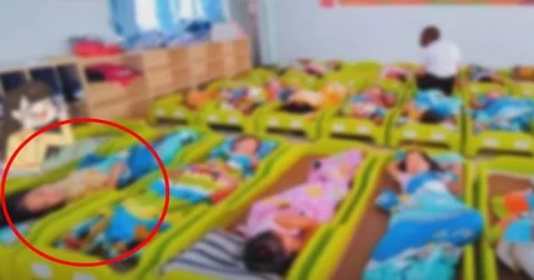 ครูส่งรูปเด็ก ๆ หลับกลางวัน ให้พ่อแม่ดู ก่อนรีบลบอย่างรวดเร็ว แต่ไม่ทันการณ์ ผปค.ตัดสินใจย้ายโรงเรียนหนี (ข่าวตปท.)