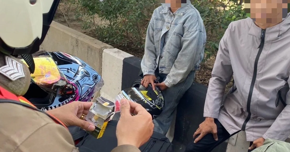 จร.สน.วิภาวดี จับหนุ่ม-สาว พกยาบ้า จำนวน 60 เม็ด