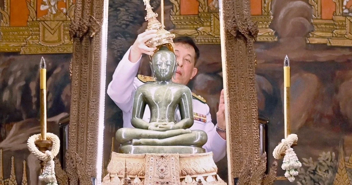 ในหลวง-พระราชินี ทรงทรงเปลี่ยนเครื่องทรงฤดูหนาว เป็นเครื่องทรงฤดูร้อน