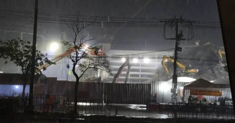 กู้ตึก สตง.ถล่ม เครื่องจักรและจนท.ค้นหาหยุดชะงัก หลังฝนตกในพื้นที่ลมกระโชกแรง