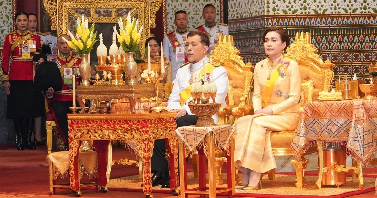 ในหลวง พระราชินี เสด็จพระราชดำเนินไปทรงบำเพ็ญพระราชกุศลทักษิณานุปทาน ในการพระราชพิธีฉัตรมงคล พ.ศ.2568