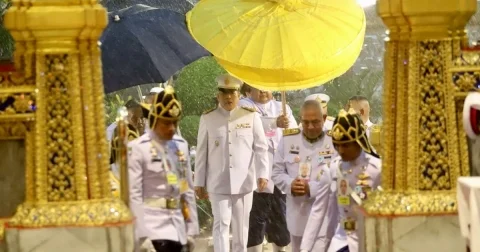 ในหลวง-พระราชินี เสด็จฯ ไปในการตั้งเปรียญแก่พระภิกษุ และสามเณร ณ วัดพระศรีรัตนศาสดาราม