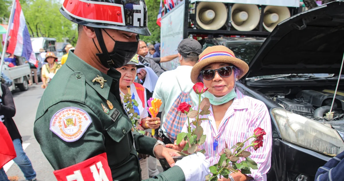 ทบ. รับมอบหนังสือให้กำลังใจ จากกลุ่ม คปท., ศปปส. และกลุ่มกองทัพธรรม