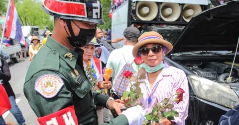 ทบ. รับมอบหนังสือให้กำลังใจ จากกลุ่ม คปท., ศปปส. และกลุ่มกองทัพธรรม