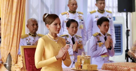 ในหลวง โปรดเกล้าฯ พลตรีหญิง คุณหญิงปภัสสร ผู้แทนพระองค์ยกช่อฟ้าวัดไผ่ล้อม