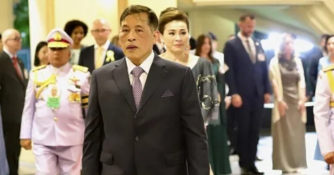 ในหลวง พระราชินี เสด็จฯ ทอดพระเนตรการแสดงดนตรี วงดุริยางค์ราชนาวิกโยธินในสมเด็จพระเจ้าชาลส์ที่ 3 แห่งสหราชอาณาจักร