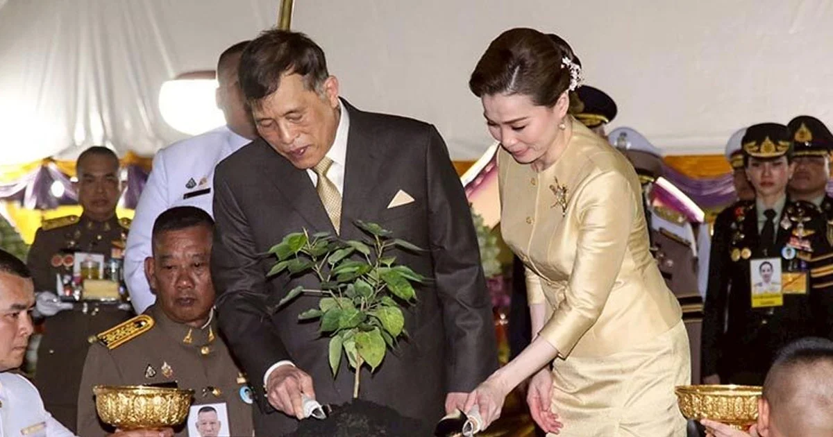 ในหลวง-พระราชินี ทรงเปิดป้ายชื่ออุโบสถกลางน้ำ ทศมราชบพิตรปุณฑริกาคารสีมา วัดเกาะแก้ว