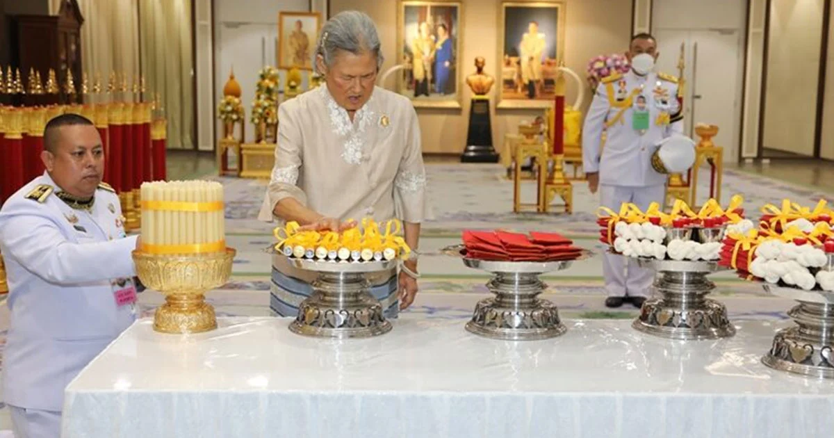 ในหลวง โปรดเกล้าฯ ให้กรมสมเด็จพระเทพฯ เสด็จออกแทนพระองค์ ทรงเจิมเทียนพรรษา ประจำปี 2568 ณ วังสระปทุม