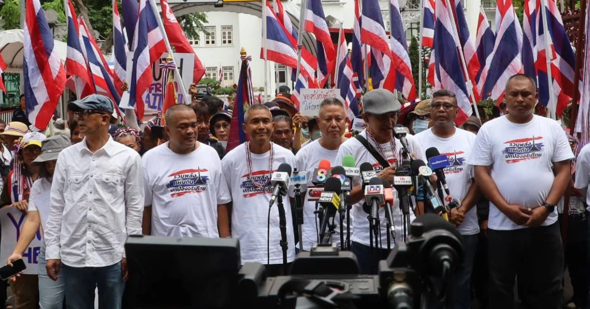 ผปก.กลุ่มมวลชนคณะรวมพลังแผ่นดินปกป้องอธิปไตย เครื่องขบวนจากกองทัพเรือ มาหน้าสำนักงานตำรวจแห่งชาติ เพื่อให้กำลังใจตำรวจที่ปฎิบัติหน้าที่ บริเวณชายแดนไทย-กัมพูชา