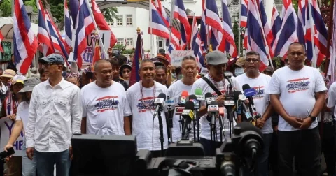 ผปก.กลุ่มมวลชนคณะรวมพลังแผ่นดินปกป้องอธิปไตย เครื่องขบวนจากกองทัพเรือ มาหน้าสำนักงานตำรวจแห่งชาติ เพื่อให้กำลังใจตำรวจที่ปฎิบัติหน้าที่ บริเวณชายแดนไทย-กัมพูชา