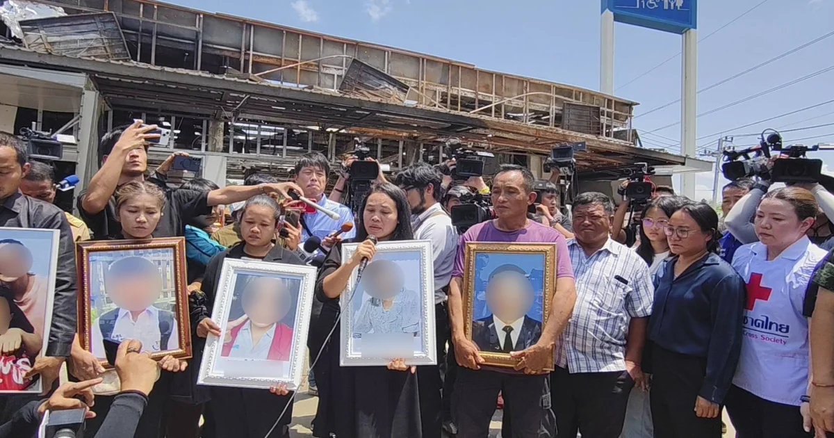 ญาติเหยื่อกระสุนปืนใหญ่เขมร กอดภาพผู้เสียชีวิตร้องคณะทูตทหาร กัมพูชาละเมิดหลักมนุษยธรรมสากลอย่างร้ายแรง