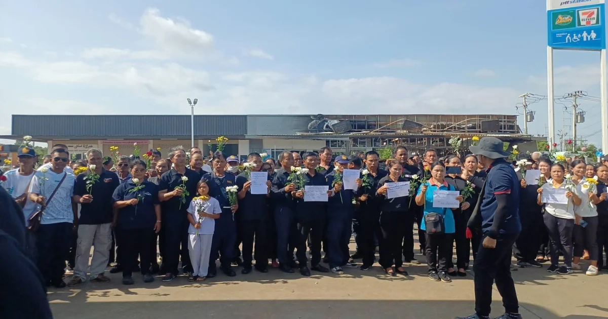 ชาวบ้านแห่วางดอกไม้ แสดงความอาลัยผู้เสียชีวิต จากเหตุเขมรยิงจรวด BM-21 ใส่ร้านสะดวกซื้อ