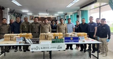กลุ่มค้ายานำยาบ้าจำนวน 1.2 ล้านเม็ด ใส่กระสอบปุ๋ยมาทิ้งไว้ริมถนนข้างสนามบิน ตร.หล่มสักตรวจยึดไว้ เร่งไล่ล่ากลุ่มค้ายาฯ ที่นำมาทิ้งไว้