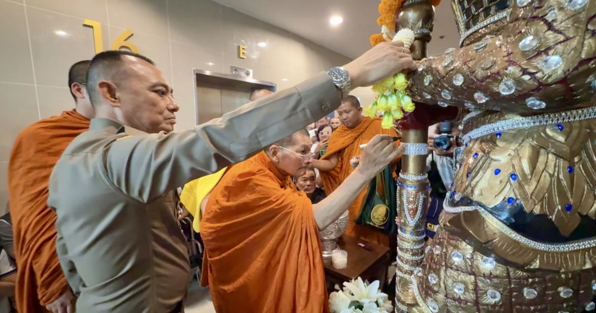 หลวงปู่ศิลา เเวะให้กำลังใจตำรวจทำหน้าที่ เจิมป้าย ปปป. เสริมสิริมงคล คนแห่ล้นร่วมพิธีนับร้อย