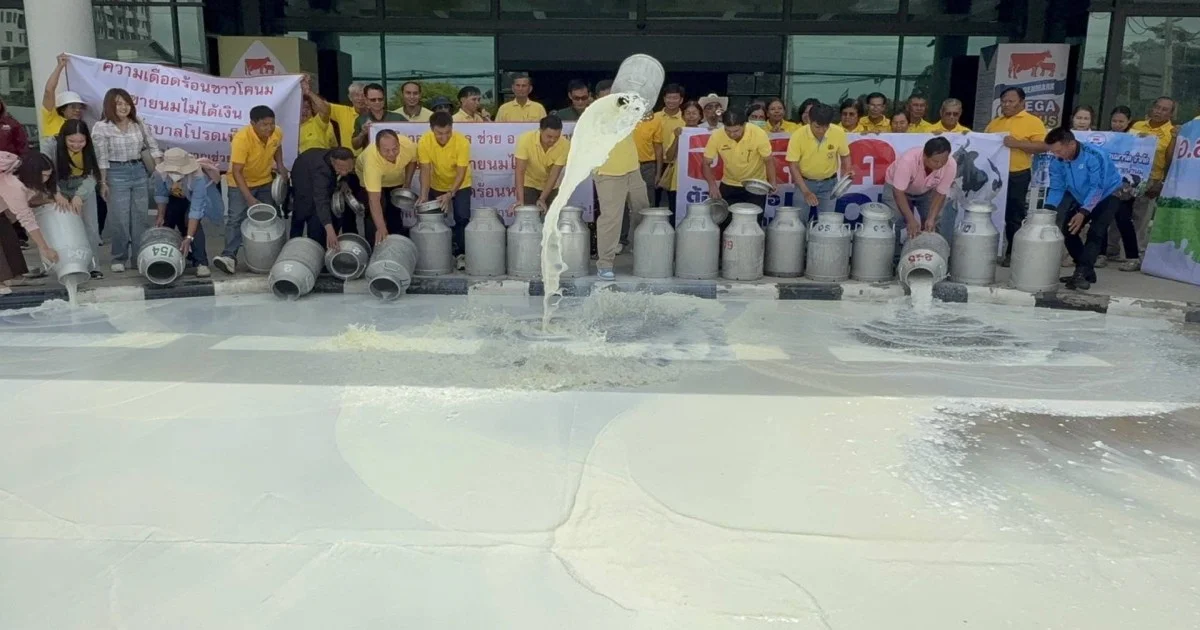 สมาชิกสหกรณ์สมาชิกชุมนุมสหกรณ์นมไทย - เดนมาร์ค จำนวน 15 สหกรณ์ก ว่า 100 ราย เทนมประท้วงหลัง อ.ส.ค. ติดหนี้กว่า 600 ล้าน