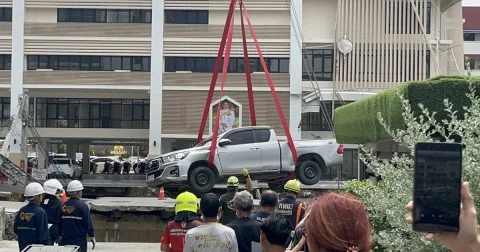 กู้ภัยโรยตัวผูกเชือก ใช้เครนยกออกแล้ว รถกระบะปาฏิหาริย์ รอดอยู่ปากหลุม ถนนทรุดตัวหน้า รพ.วชิรพยาบาล