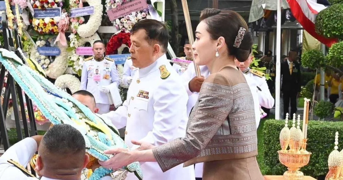 ในหลวง พระราชินี ทรงวางพวงมาลา ถวายราชสักการะพระราชานุสาวรีย์ พระบรมราชชนก เนื่องในวันมหิดล
