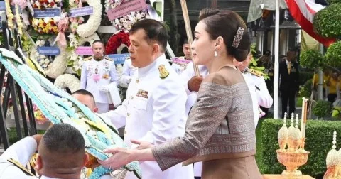 ในหลวง พระราชินี ทรงวางพวงมาลา ถวายราชสักการะพระราชานุสาวรีย์ พระบรมราชชนก เนื่องในวันมหิดล