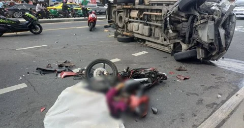 กระบะตู้ทึบ เสียหลักข้ามเลน พุ่งเสยจยย.-กระบะ สาวกำลังไปเปิดร้านขายของร่างกระเด็นดับกลางถนน บาดเจ็บอีก 7 ราย