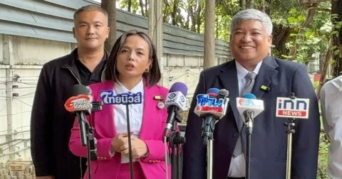 เจ๊พัช-กฤษอนงค์ พร้อมทนาย เข้าพบ ตร.กองปราบ คดี บอสปัน-หนุ่มกรรชัย อวดกำไล EM ระหว่างยื่นอุทธรณ์คดี เรียกรับ