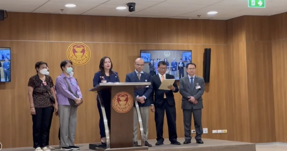 สส.ปชน. นำกลุ่มแม่บ้านสภาที่ถูกเลิกจ้างร้อง กมธ.แรงงาน เลิกจ้างไม่เป็นธรรม ไม่แจ้งล่วงหน้า