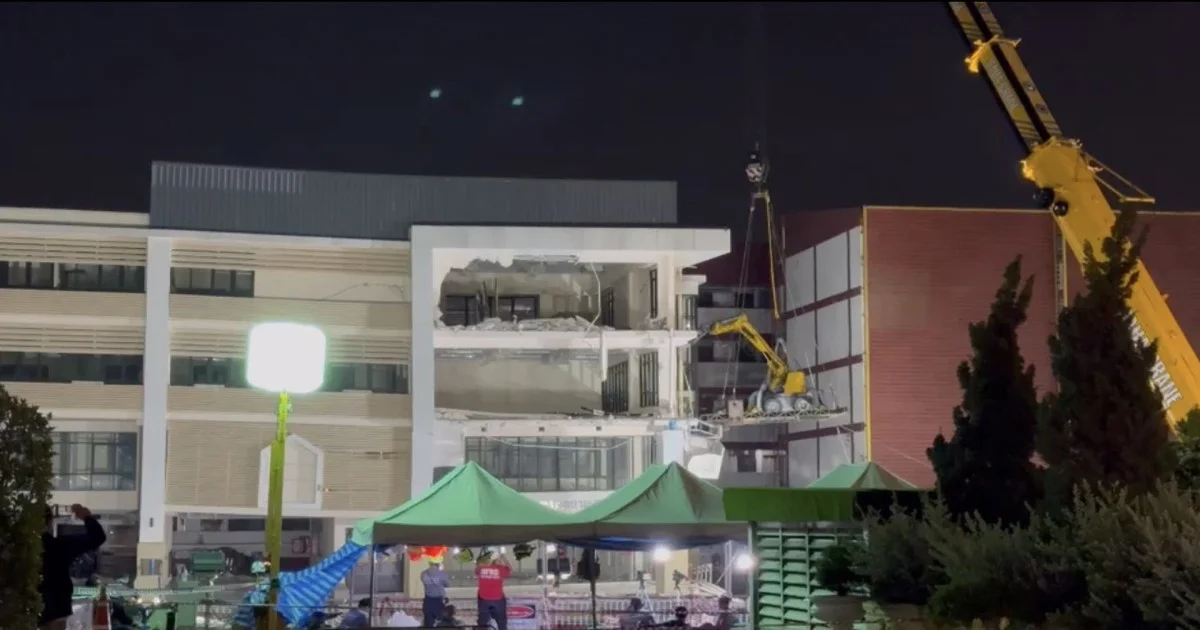 เจ้าหน้าที่ใช้หุ่นยนต์รื้อถอนโครงสร้าง อาคารสน. สามเสน เจาะคอนกรีตด้านหน้า-ด้านข้าง ก่อนสลับถมทราย