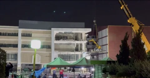 เจ้าหน้าที่ใช้หุ่นยนต์รื้อถอนโครงสร้าง อาคารสน. สามเสน เจาะคอนกรีตด้านหน้า-ด้านข้าง ก่อนสลับถมทราย