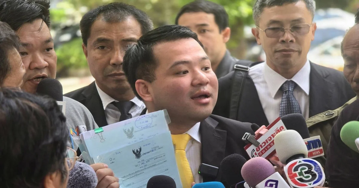 นายธนดล ตัวแทน เบน สมิธ อดีตที่ปรึกษานายฮุนเซน ยื่นฟ้อง รังสิมันต์ โรม หมิ่นประมาท และเรียกค่าเสียหาย 100 ล้านบาท ยื่นยันไม่ได้ฟ้องปิดปาก