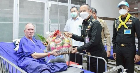 ในหลวง พระราชินี ทรงรับนักสำรวจถ้ำชาวอังกฤษ หนึ่งในทีมช่วยเหลือ 13 หมูป่าติดถ้ำหลวง เป็นคนไข้ในพระบรมราชานุเคราะห์